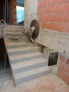 Taiere scari din beton armat cu disc diamantat