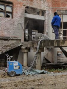 Sectionare stalpi din beton folosind disc diamantat